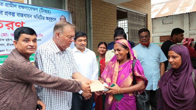 শ্রীমঙ্গলে গ্রামীণ রক্ষনাবেক্ষন ‘টিআর’ কর্মসূচীর আওতায় নগদ অর্থ বিতরণ