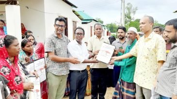ঈদের আগে ৩৬ ভূমিহীন পরিবার পেল প্রধানমন্ত্রীর উপহার
