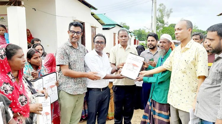 ঈদের আগে ৩৬ ভূমিহীন পরিবার পেল প্রধানমন্ত্রীর উপহার