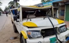 নিয়ন্ত্রণ হারিয়ে বৈদ্যুতিক খুঁটিতে মহিষ বোঝাই পিকআপের ধাক্কা, প্রাণ গেল ১ মহিষের, আহত ৩