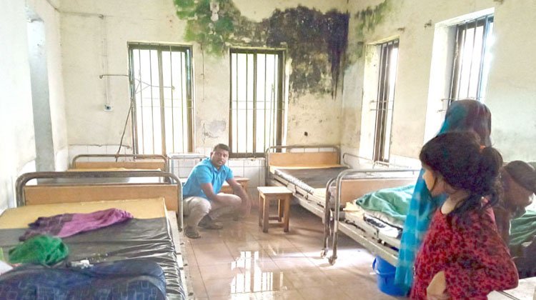 বড়লেখা উপজেলা স্বাস্থ্য কমপ্লেক্স: ছাদ চুঁয়া পানিতে ভাসে ওয়ার্ড ও পোষ্ট অপারেটিভ রুম