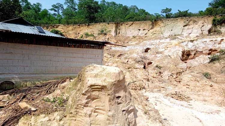 নানা কৌশলে মাটি পাচার, সমতল ভূমিতে পরিণত হচ্ছে পাহাড়-টিলা