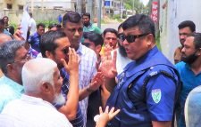 অসহনীয় লোডশেডিং ও বিদ্যুৎ খাতে দুর্নীতির প্রতিবাদে জেলা বিএনপির অবস্থান কর্মসূচীতে পুলিশের বাঁধা