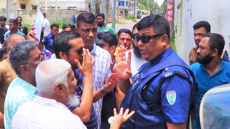 অসহনীয় লোডশেডিং ও বিদ্যুৎ খাতে দুর্নীতির প্রতিবাদে জেলা বিএনপির অবস্থান কর্মসূচীতে পুলিশের বাঁধা