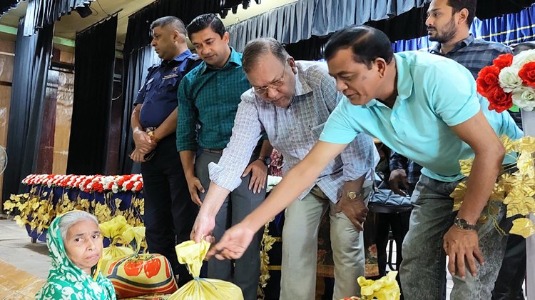 শ্রীমঙ্গল পৌরসভায় বিনামূল্যে চাল বিতরণ