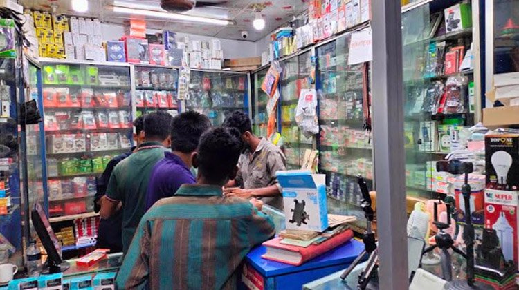 শ্রীমঙ্গলে লোডশেডিংয়ে বেড়েছে চার্জার ফ্যান-লাইট ও আইপিএস বিক্রি