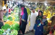 মরিচের ঝাঁজে নয়, দামে হোঁচট খাচ্ছেন ক্রেতারা