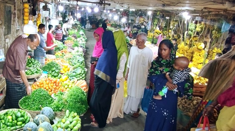 মরিচের ঝাঁজে নয়, দামে হোঁচট খাচ্ছেন ক্রেতারা