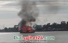 উদ্বোধনের আগেই টাংগুয়ার হাওরে হাউসবোট পুড়ে ছাই