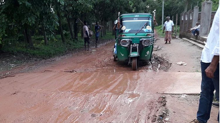 কনকপুর-পুদিনাপুর সড়ক মেয়াদ শেষ তবু চলছে সংস্কার কাজ: নয় মাস ধরি রাস্তার অবস্থা খারাপ