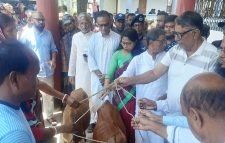 ক্ষুদ্র্র নৃ-গোষ্ঠী পরিবারের মাঝে হাঁস-মুরগীর ঘর বিতরণ