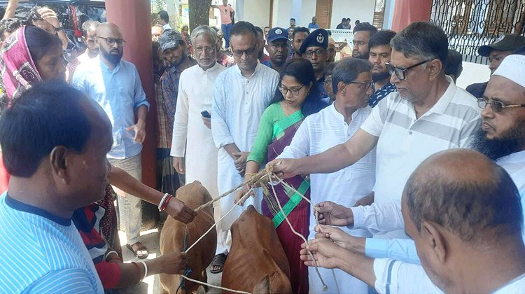 ক্ষুদ্র্র নৃ-গোষ্ঠী পরিবারের মাঝে হাঁস-মুরগীর ঘর বিতরণ