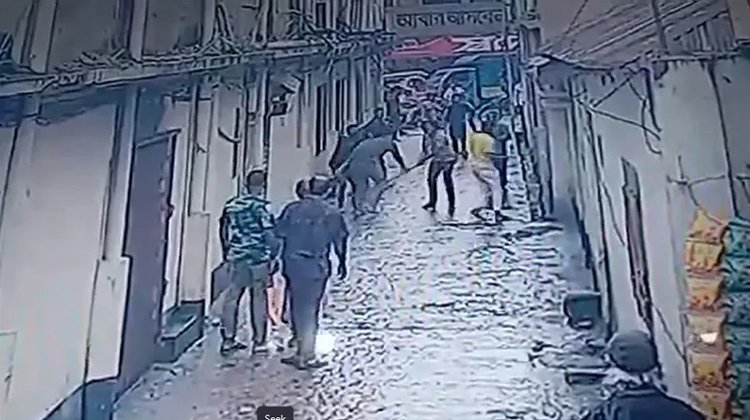 মামার বাড়ী রেষ্টুরেন্টের প্রবেশপথে যুবক পেটানো অপর সন্ত্রাসীরা এখনও ধরা পড়েনি