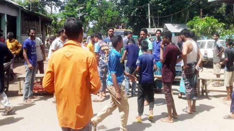 মোটরসাইকেলের ধাক্কায় ব্যবসায়ীর মৃত্যু, প্রতিবাদে সড়ক অবরোধ