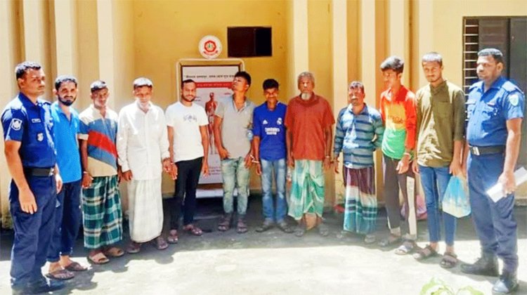 কুলাউড়ায় পুলিশের খাঁচায় নারীসহ ১২ আসামী