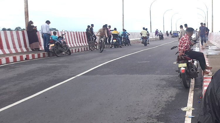 জগন্নাথপুরের রাণীগঞ্জ সেতু হয়ে উঠেছে তরুণদের বৈকালিক আড্ডারস্থল।। পরিচিতি পাচ্ছে টিকটিক সেতু নামে