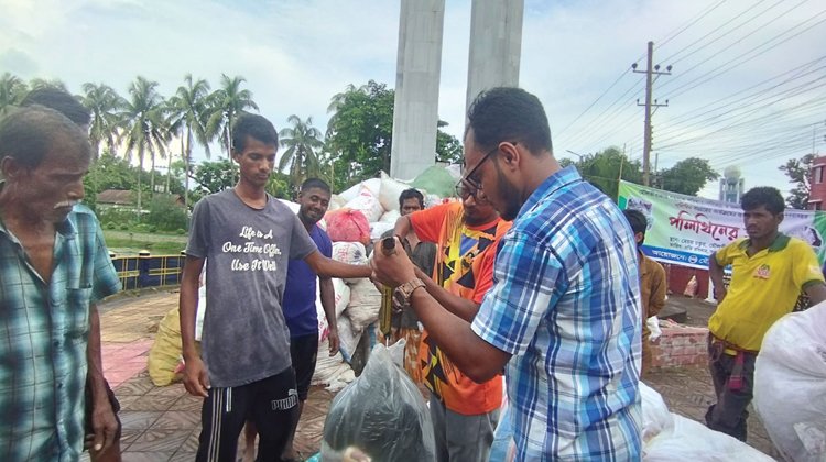 জমেছে পরিত্যক্ত পলিথিনের হাট, বিক্রি হলো ১৫শ কেজি