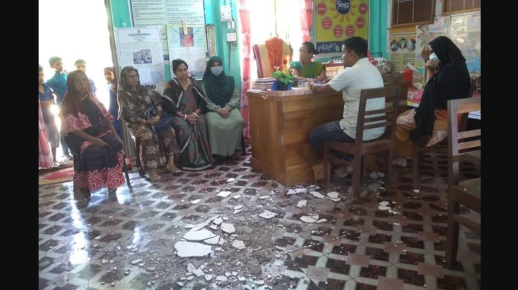 শিক্ষাপ্রতিষ্ঠানে অভিভাবকদের সভা অনুষ্ঠানে ছাদের পলেস্তারা খসে আহত এক