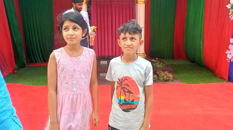  রাজনগরে বাবার বাড়ি আটক মাকে ফিরে পাওয়ার আশায় অবুজ ২টি শিশু  অপেক্ষার প্রহর গুনছে