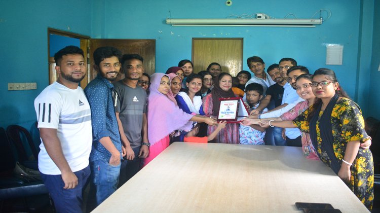 যুক্তরাজ্য যাচ্ছেন রেডিও পল্লীকণ্ঠের একাউন্স অফিসার রুমানা আক্তার