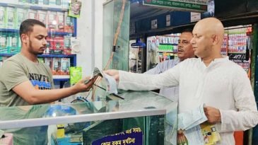 কুলাউড়ায় প্রধানমন্ত্রীর উন্নয়নের লিফলেট বিতরণ