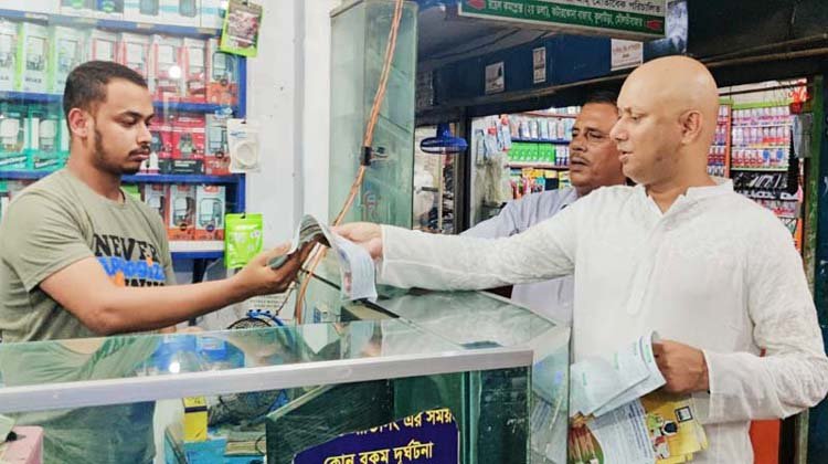 কুলাউড়ায় প্রধানমন্ত্রীর উন্নয়নের লিফলেট বিতরণ