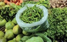 ‘১০ টাকায় একমুঠো কাঁচা মরিচ’