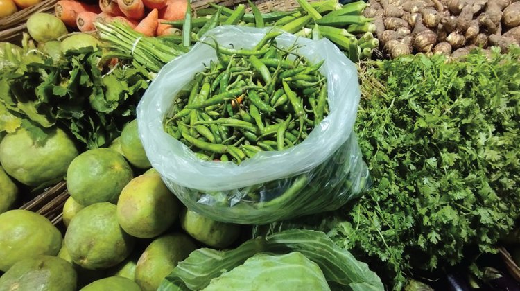 ‘১০ টাকায় একমুঠো কাঁচা মরিচ’