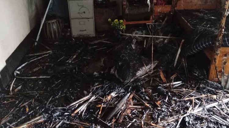 গ্যাস লাইনের লিকেজ থেকে আগুন, পুড়লো ২ ভাইয়ের বসতঘর