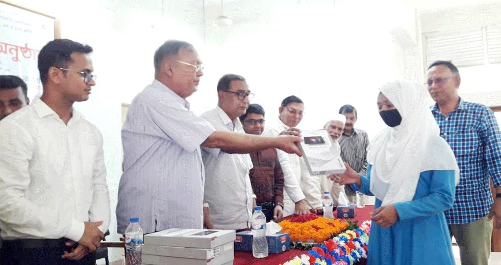 কমলগঞ্জে ১২০ জন শিক্ষার্থীর মধ্যে ট্যাব বিতরণ