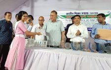 শিক্ষার্থীদের প্রধানমন্ত্রীর উপহারের ট্যাব বিতরণ