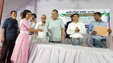 শিক্ষার্থীদের প্রধানমন্ত্রীর উপহারের ট্যাব বিতরণ