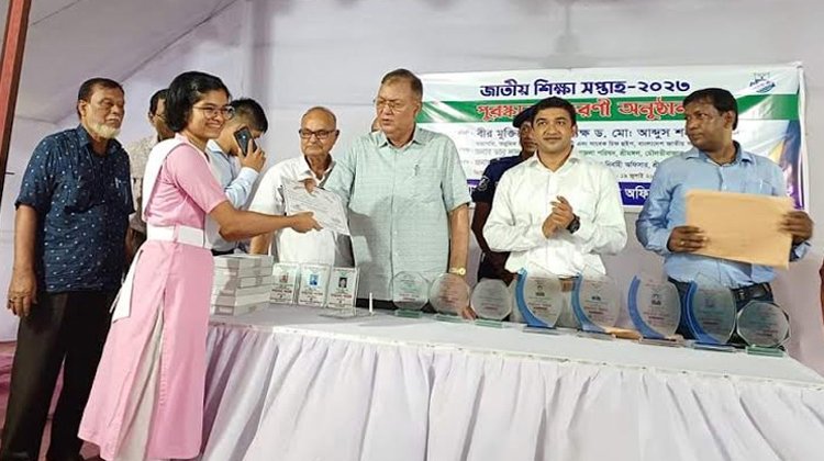 শিক্ষার্থীদের প্রধানমন্ত্রীর উপহারের ট্যাব বিতরণ