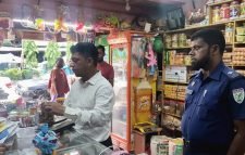 শহরের বিভিন্ন স্থানে ভোক্তা অধিকারের অভিযান, ৩ প্রতিষ্ঠানকে ১২ হাজার টাকা জরিমানা