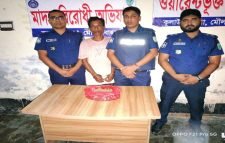 ২ মাদক ব্যবসায়ীকে আটক