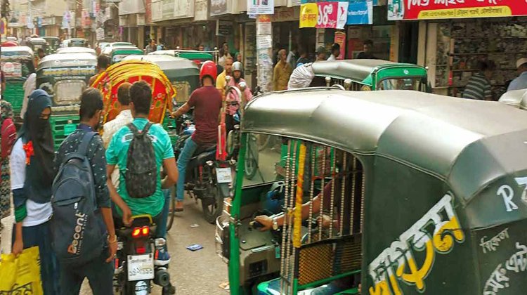 মৌলভীবাজার পৌরশহরের যানজট আর বাড়তি ভাড়ায় নাকাল মৌলভীবাজার
