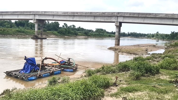 বালু উত্তোলনে ঝুঁকিতে শতকোটি টাকার সেতু: প্রভাবশালী এক ইউপি মেম্বার তোয়াক্কা না থেকে অবাধে বালু উত্তোলন