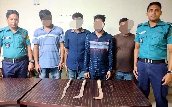 বন্দরবাজার এলাকা থেকে ডাকাতির অভিযোগে গ্রেপ্তার ৪