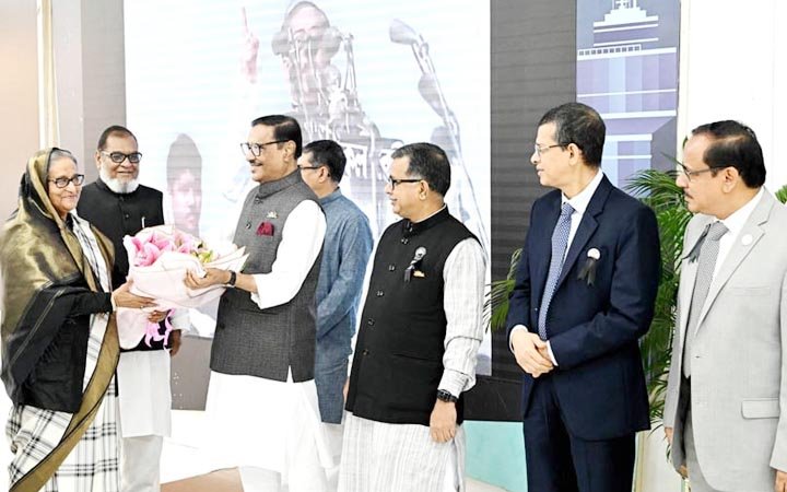 দেশে ফিরেছেন প্রধানমন্ত্রী