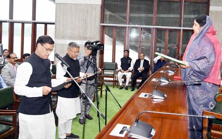 উপ-নির্বাচনে জয়ী সাজ্জাদুল হাসান ও মহিউদ্দিন বাচ্চুর শপথ গ্রহণ