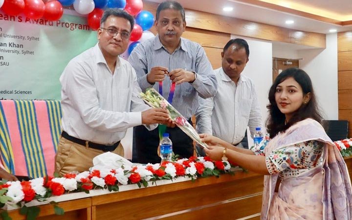 সিকৃবিতে ৬ মেধাবী শিক্ষার্থীকে ডিন’স অ্যাওয়ার্ড প্রদান