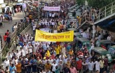 প্রধানমন্ত্রীর পদত্যাগের দাবিতে সিলেটে স্বেচ্ছাসেবক দলের বিক্ষোভ মিছিল