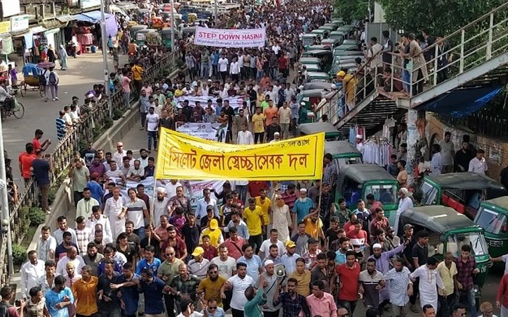 প্রধানমন্ত্রীর পদত্যাগের দাবিতে সিলেটে স্বেচ্ছাসেবক দলের বিক্ষোভ মিছিল