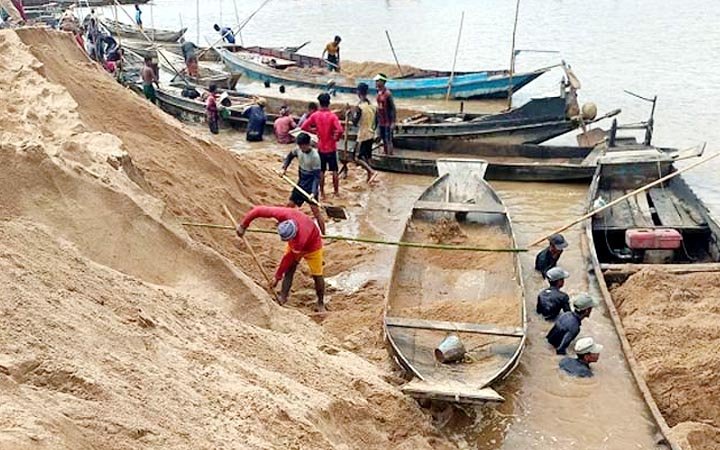 যাদুকাটায় অবৈধভাবে বালু উত্তোলন করায় ৪ লাখ টাকা জরিমানা