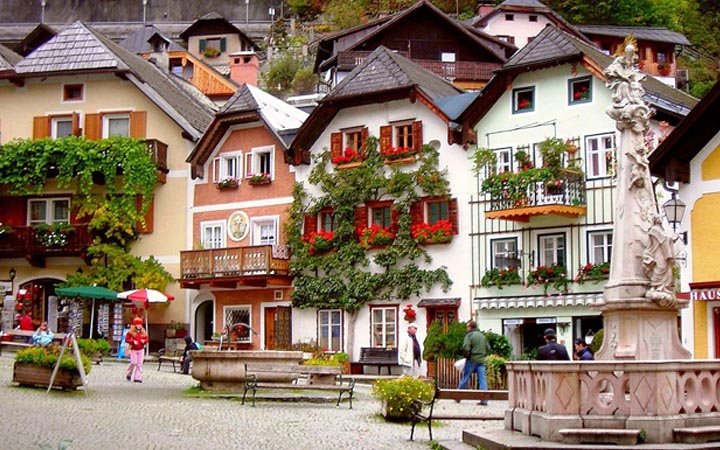 পর্যটকের ভিড়ে অতিষ্ঠ হয়ে শহরবাসীর বিক্ষোভ