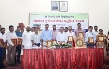 সিকৃবিতে শিক্ষক-কর্মকর্তা ও কর্মচারীদের মধ্যে শুদ্ধাচার পুরস্কার বিতরণ