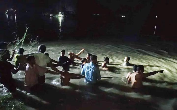 মুন্সিগঞ্জে বাল্কহেডের ধাক্কায় পিকনিকের ট্রলারডুবিতে ৮ লাশ উদ্ধার