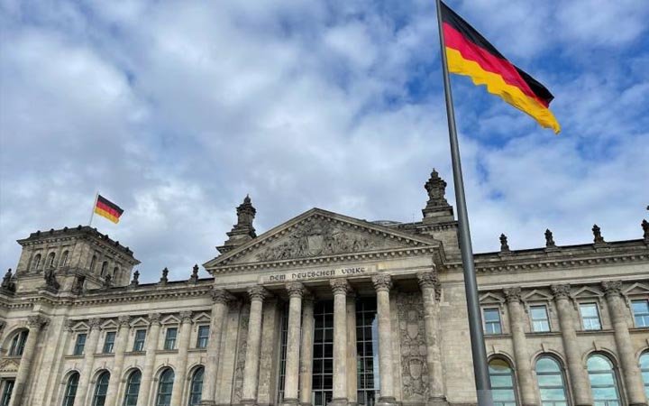 পাঁচ বছরেই মিলবে জার্মান নাগরিকত্ব