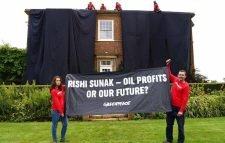 ঋষি সুনাকের বাসভবন কালো কাপড়ে ঢেকে দিলেন পরিবেশবাদীরা