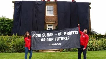 ঋষি সুনাকের বাসভবন কালো কাপড়ে ঢেকে দিলেন পরিবেশবাদীরা